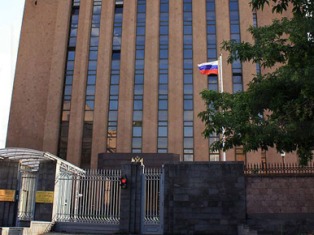 Լարված իրավիճակ ՀՀ-ում ՌԴ դեսպանատան դիմաց. մի շարք քաղաքացիների և լրագրողների ինքնազգացությունը վատացել է