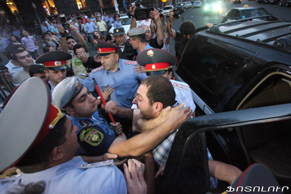 Ֆոտոշարք՝ ՀՀԿ գրասենյակի մոտ տեղի ունեցող բողոքի ակցիայից