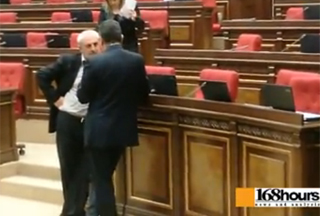 Տիգրան Սարգսյանը` Արամ Մանուկյանին. &laquo;Այ կռվարար, ինչի՞ ես հետս կռվում&raquo; (տեսանյութ)