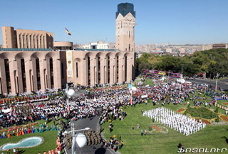 Տոնական քայլերթ Երևանում (ֆոտոշարք)