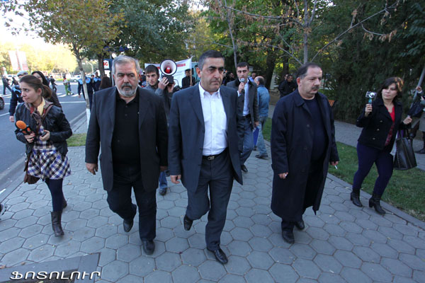 Բողոքի ակցիա՝ ՀՀ նախագահականի դիմաց (ֆոտոշարք)