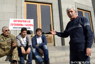 Լարված իրավիճակ Մաշտոցի պողոտայում. Բենզինով լի շշերը պայթեցրին