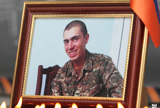 «Փամփուշտները վերջացել էին, վազել էր՝ ձեռքը գցեր գնդացրին, հենց այդ պահին…». ՊՆ մայորը՝ սահմանին տեղի ունեցած դեպքերի մասին