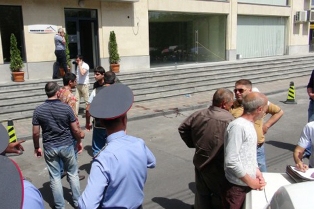 Վկաները պատմում է, թե ինչ է եղել Վերնիսաժի կրակոցների օրը. &laquo;Շենքի մեջ վիրավոր տեսա, ինքը դուրս եկավ, ես սկսեցի իրեն օգնություն ցույց տալ, մայկաս ճղեցի տվեցի, ջուր էին բերում&raquo;