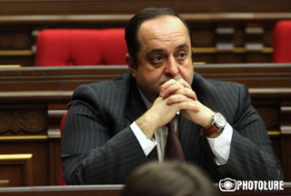 Հովիկ Աբրահամյանը բարկացավ նախարար Մանուկյանի վրա