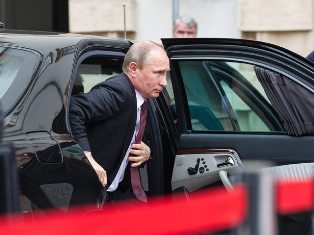 Վիեննայում Պուտինին դիմավորել են հայհոյական «հիթով» եւ մերկ կրծքով