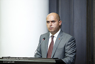 Արմեն Աշոտյանը խնդրում է երիտասարդ դասախոսներին դիմում չգրել, սպասել