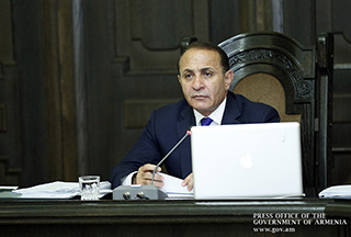 Հ. Աբրահամյան. Ձգձգել պետք չէ, 10-15 տարի մարդիկ ապրում են այդ բնակարաններում և չունեն սեփականության վկայական