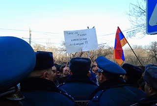 Տիգրան Խզմալյանին և մի շարք ցուցարարների բերման ենթարկեցին ՀՀ-ում ՌԴ դեսպանատան մոտից