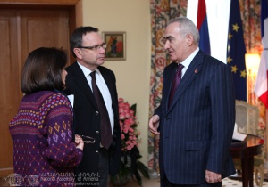 Գալուստ Սահակյանն այցելել է Հայաստանում Ֆրանսիայի դեսպանատուն