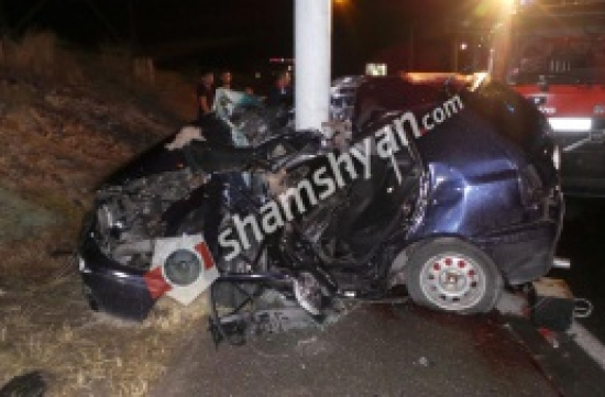 Խոշոր ավտովթար Երևանում. Ֆոլքսվագենը բախվել է էկետրասյանը, կա 1 զոհ, 3 վիրավոր. shamshyan.com