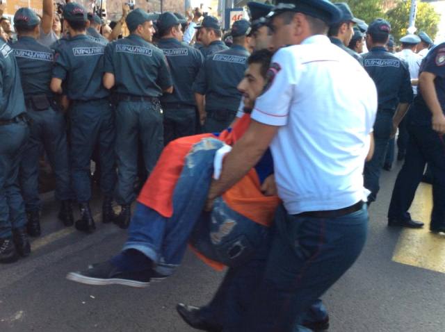 «Ոչ թալանինը» փորձում է փակել Բաղրամյան պողոտան