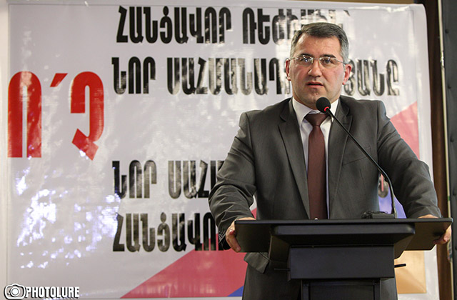 Հրայր Մանուկյանին ՀՀԿ-ականները ծեծի են ենթարկել և մեկուսացրել. Արմեն Մարտիրոսյանը և Րաֆֆի Հովհաննիսյանը գնում են նրա հետևից