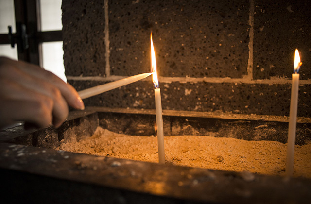 Ի՞նչ իրավունքով եկեղեցում մոմեր և այլ տարբեր բաներ են վաճառում