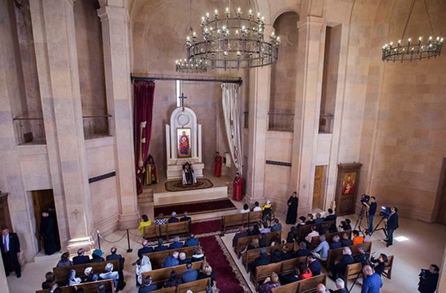 Ինչո՞ւ պետք է կինը գլուխը ծածկի եկեղեցում