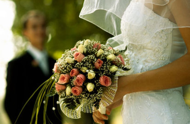 Կարելի՞ է հղի կնոջը հարսի շոր հագցնել և եկեղեցում պսակադրել