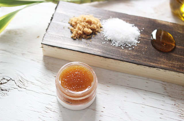 Տնական սկրաբ՝ շուրթերի համար