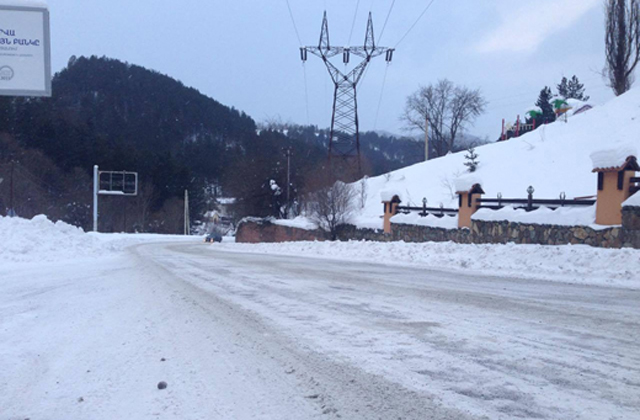 Վարդենյաց լեռնանցքում տեղ-տեղ մերկասառույց է