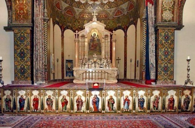 Էջմիածնում բացվել է Ավագ խորանի վարագույրը