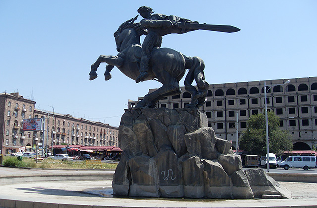 Ահազանգ. տղամարդը բարձրացել է Սասունցի Դավթի արձանի վրա