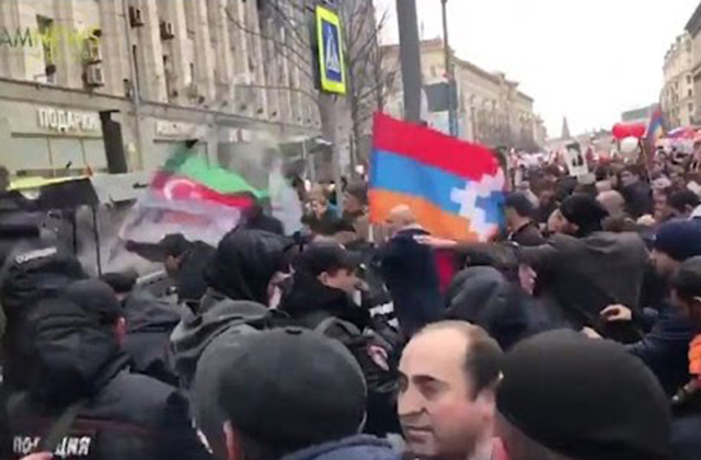 Драка между армянами и азербайджанцами в Москве (video)
