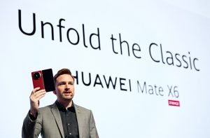 Компания Huawei представила новый складной смартфон и другие флагманские устройства на презентации в Дубае